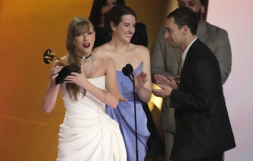 Vừa lập kỷ lục Grammy, Taylor Swift tiếp tục khiến làng nhạc thế giới chao đảo