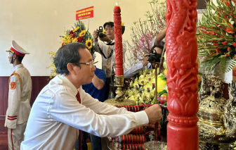 Lãnh đạo TPHCM dâng hoa, dâng hương tưởng niệm Chủ tịch Hồ Chí Minh và Chủ tịch Tôn Đức Thắng