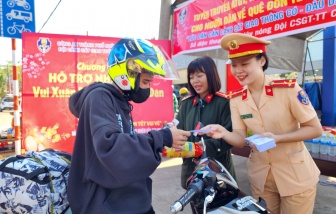 Cảnh sát giao thông tặng bánh mì, nước suối và xăng cho người dân về quê ăn Tết