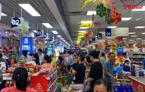 Càng gần tết, siêu thị và chợ càng đông nghẹt người mua sắm