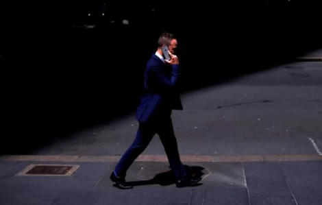 Úc: Sếp gọi nhân viên ngoài giờ làm việc sẽ bị phạt