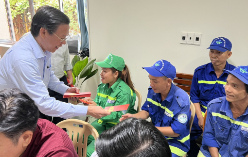 Chủ tịch UBND TPHCM thăm và chúc tết công nhân môi trường