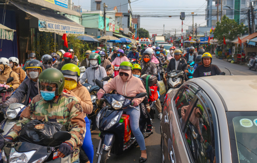 Sân bay, ga tàu, bến phà chật kín người lỉnh kỉnh về quê đón tết