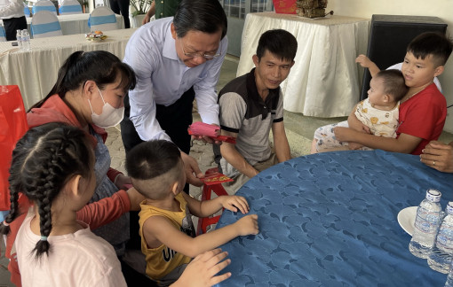Thăm công nhân không về quê ăn tết, Chủ tịch UBND TPHCM hứa hỗ trợ giáo dục, y tế