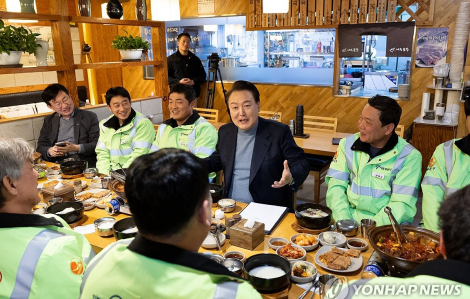 Tổng thống Hàn Quốc thăm công nhân vệ sinh