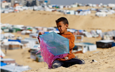 Trẻ em ở Gaza thả diều để quên đi chiến tranh