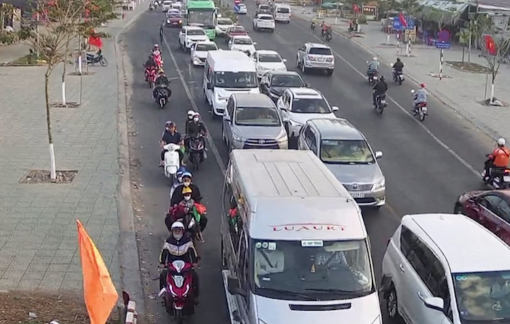 Mới mùng 2 tết, trạm thu phí cầu Rạch Miễu đã phải xả trạm liên tục vì ùn tắc