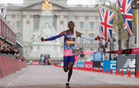 Kỷ lục gia marathon thế giới Kelvin Kiptum qua đời sau vụ tai nạn ô tô thảm khốc
