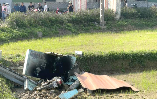 Xe máy bốc cháy sau khi tông văng trụ bê tông, 2 thanh niên thương vong