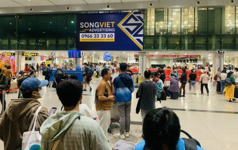 Mùng Bốn tết, sân bay Tân Sơn Nhất chật kín người trở lại TPHCM