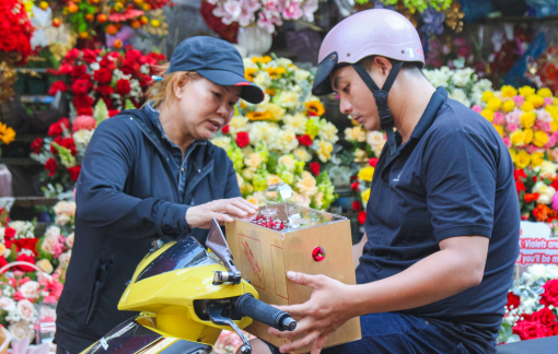 Hoa, quà tặng Valentine ế ẩm do vướng tết