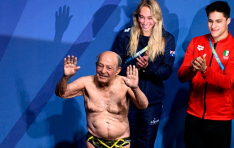 Màn nhảy cầu truyền cảm hứng của cụ ông 100 tuổi tại giải bơi lội thế giới