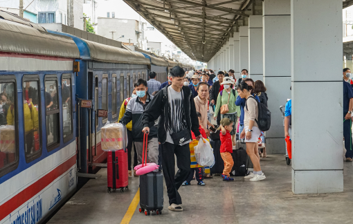 Bến xe, ga tàu, phà Cát Lái 'tăng nhiệt'