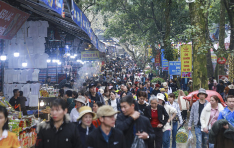 Hàng vạn người đổ về chùa Hương trong ngày đầu khai hội