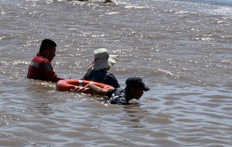 Cứu sống 2 trẻ gặp nạn ở biển Ba Động