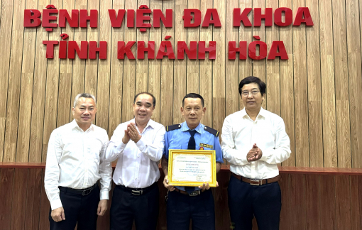 Biểu dương bảo vệ nhặt được của rơi trả lại cho người nhà bệnh nhân