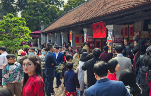 Chen chân xin chữ, cầu may học hành ở Văn Miếu - Quốc Tử Giám