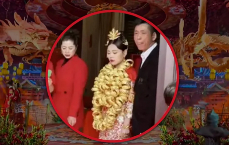 Trung Quốc: Choáng với đám cưới "khủng", cô dâu không thể ngẩng mặt vì đeo 100 chiếc vòng vàng