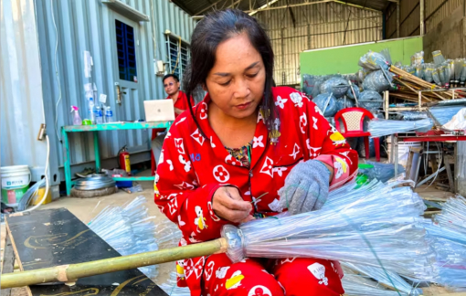 "Tái sinh" rác thải nhựa thành chổi quét nhà