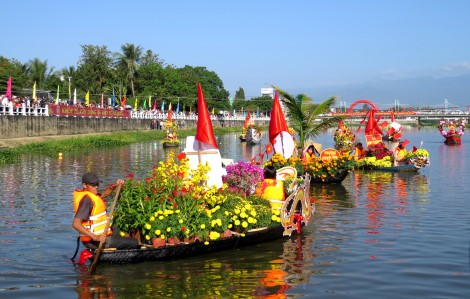 Sôi nổi lễ hội thuyền hoa và đua thuyền trên sông Dinh ở Khánh Hòa
