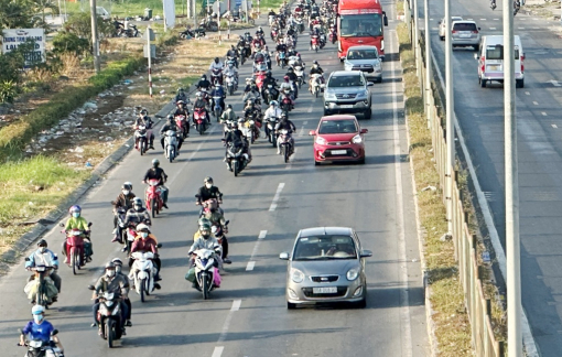 Người dân miền Tây ùn ùn rời quê sau tết từ sáng sớm