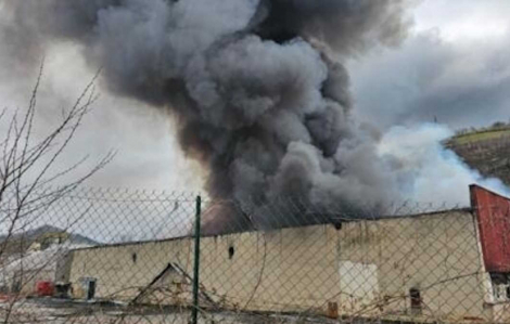 Nhà máy chứa 900 tấn pin lithium bốc cháy dữ dội tại Pháp