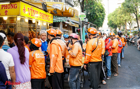 Shipper than trời vì chờ 1 tiếng mới mua được heo quay giao cho khách