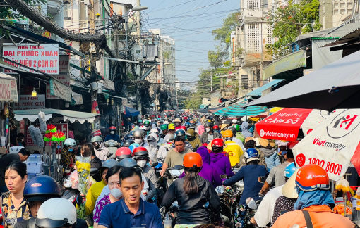 Chợ truyền thống chen chân không lọt sáng ngày vía Thần Tài