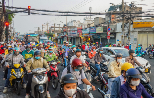 Đường sá TPHCM tấp nập trong tuần làm việc đầu tiên của năm mới