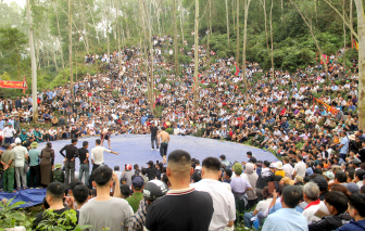 Hàng ngàn người leo núi xem trai làng đấu vật ở lễ hội Vua Mai