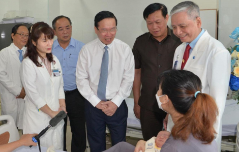 Chủ tịch nước Võ Văn Thưởng thăm, động viên y bác sĩ Bệnh viện Nhi Đồng 1 TPHCM