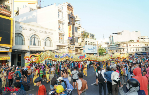 Biển người chen chân thưởng thức màn diễu hành đặc biệt của Tết Nguyên tiêu