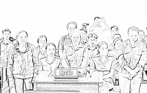 Tạt nước sôi pha mắm tôm vào công an, 5 người trong một gia đình lãnh án tù