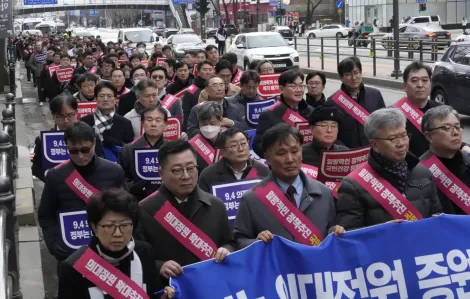Hàn Quốc yêu cầu các bác sĩ trẻ quay lại làm việc trước tháng 3