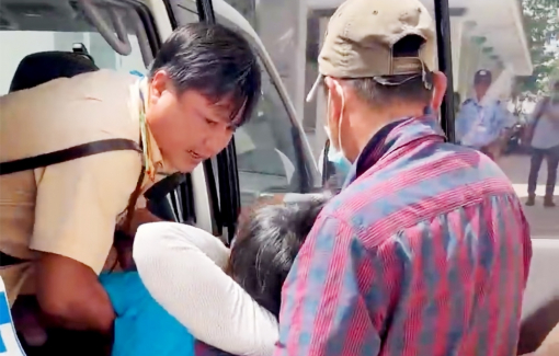 Cảnh sát giao thông dùng xe đặc chủng đưa phụ nữ bị tai biến đi cấp cứu kịp thời