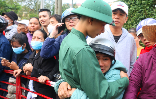 Mẹ xúc động tiễn con lên đường nhập ngũ