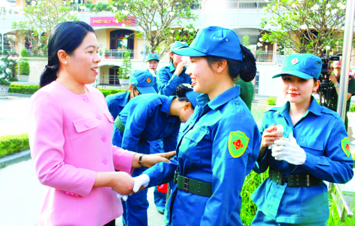 Nữ dân quân khổ luyện để chào mừng “ngày đại thắng”