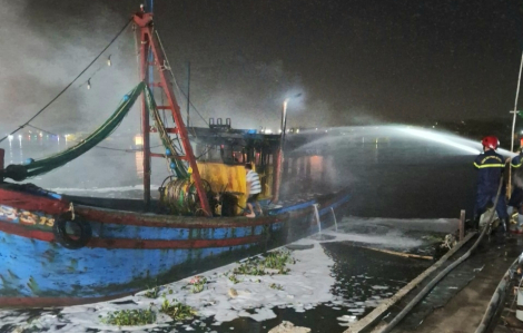 2 tàu cá ở Quảng Ngãi cháy dữ dội lúc nửa đêm
