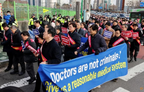 Hàn Quốc huy động quân y thế chỗ các bác sĩ đình công
