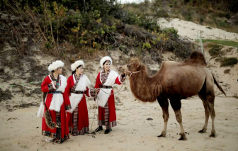 Đến Gozoo hóa thân thành cô gái Mông Cổ, dắt lạc đà đi dạo