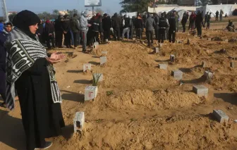 Những ngôi mộ mới xây dần thay thế nhà cửa tại Gaza