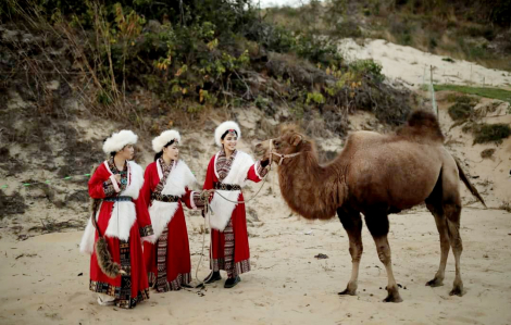 Đến Gozoo hóa thân thành cô gái Mông Cổ, dắt lạc đà đi dạo