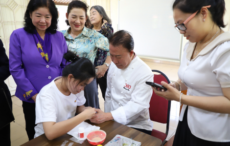 Vua bếp 'Yan can cook' xúc động khi được trẻ khuyết tật làm nail