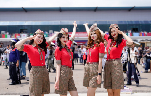 Tiếp viên hàng không Vietjet xuất hiện nổi bật tại triển lãm hàng không hàng đầu châu Á