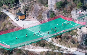 Độc lạ sân chơi treo trên vách núi cách mặt đất 200m