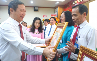 Văn phòng Sở Giáo dục - Đào tạo TPHCM nhận Huân chương lao động hạng nhì