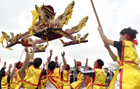 Trai làng tung kiệu lên trời trong lễ hội đền Cờn