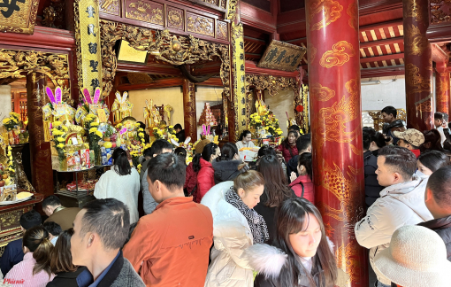 “Biển thủ” tiền công đức, 2 nhân viên quản lý đền Ông Hoàng Mười bị đình chỉ