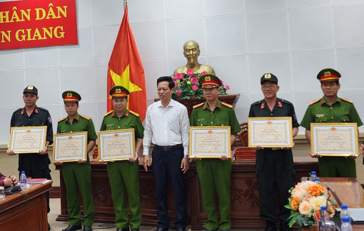 Khen thưởng lực lượng giải cứu an toàn các cháu bé tại trường mầm non