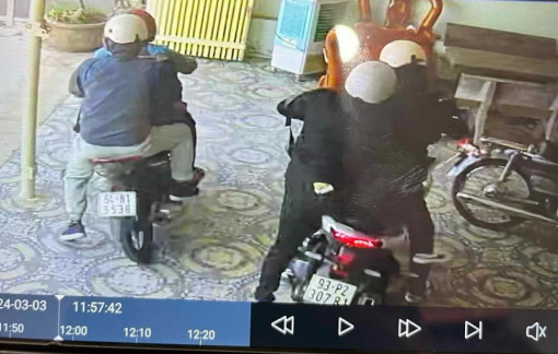 4 kẻ nghi cầm vật giống súng, cướp tiệm vàng